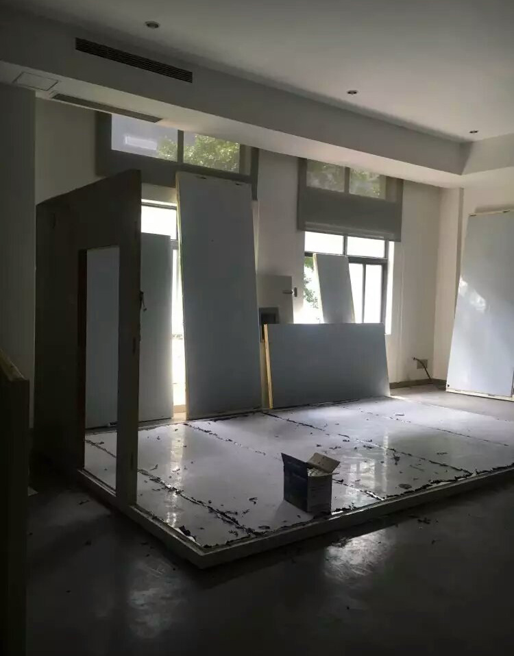 正航專業負責的工程師認真細致的安裝設備、組裝外殼到安裝框架，再到擰緊螺