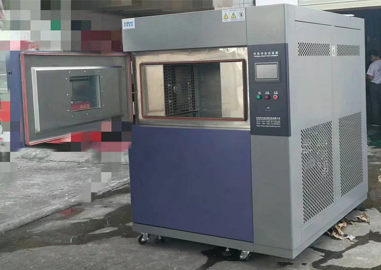 客戶訂購三箱水冷式冷熱沖擊試驗(yàn)箱開門圖